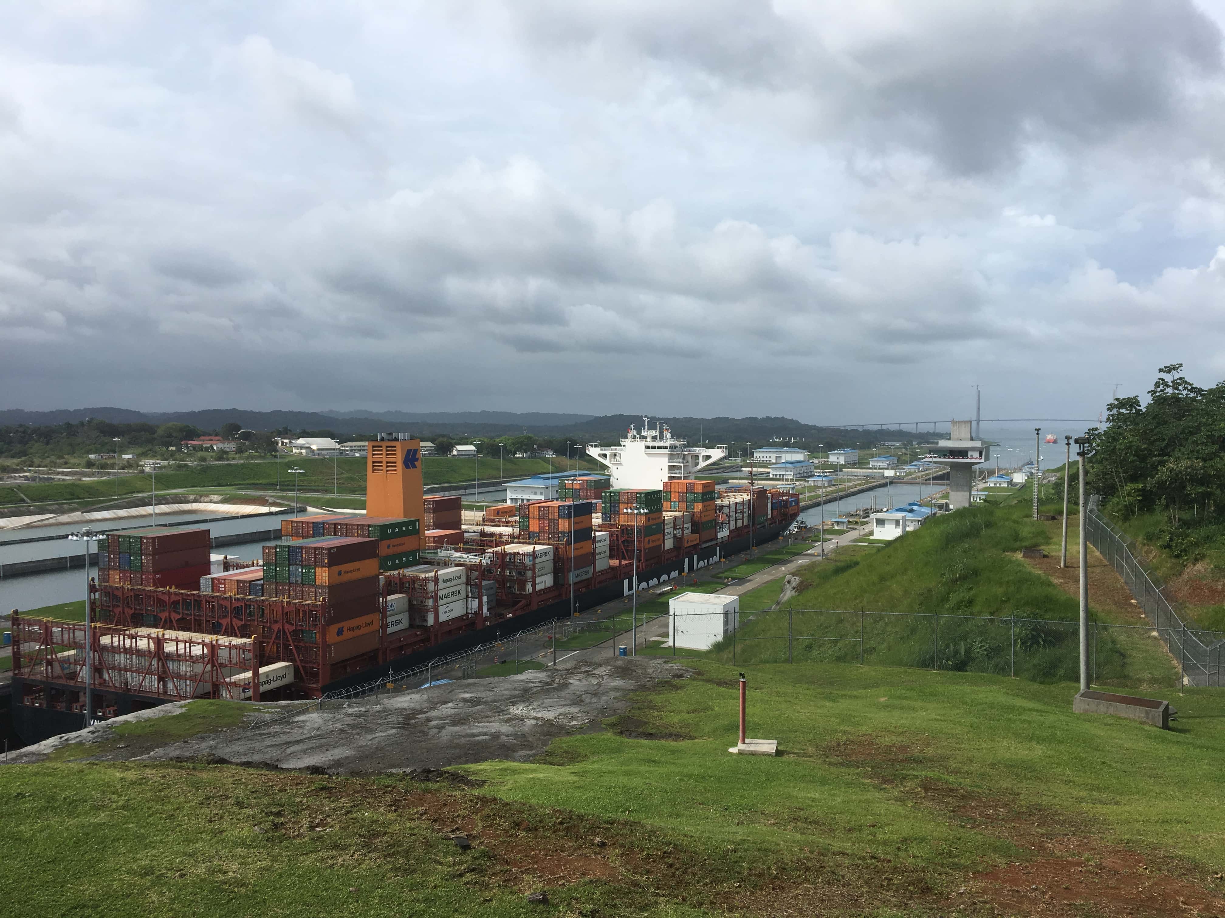 巴拿马型船通过扩建船闸的国际航运通道场景(图库素材,非新闻现场)